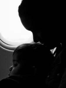 Długi lot z dzieckiem – jak przygotować się do podróży samolotem, jedzenie, sen i zabawy ✈️