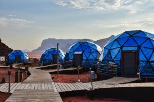Luksusowy glamping na pustyni – noc pod gwiazdami w Jordanii i Omanie