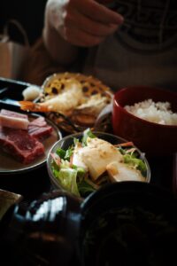 Japońska kuchnia nie tylko sushi – czego spróbować podczas wyprawy do Tokio?